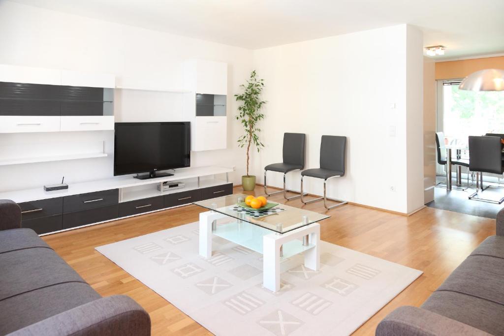 3 Rooms Sunny Apartments-Schoenbrunn, 100M2 With Balcony فيينا الغرفة الصورة